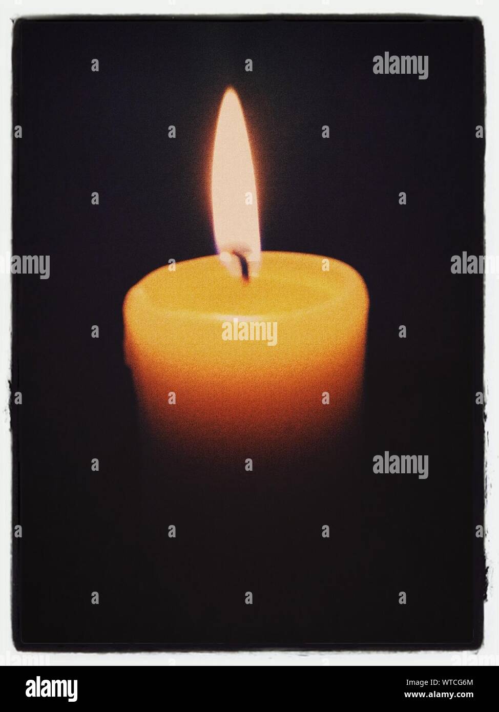 Candela Accesa Su Sfondo Nero Immagini E Fotos Stock Alamy