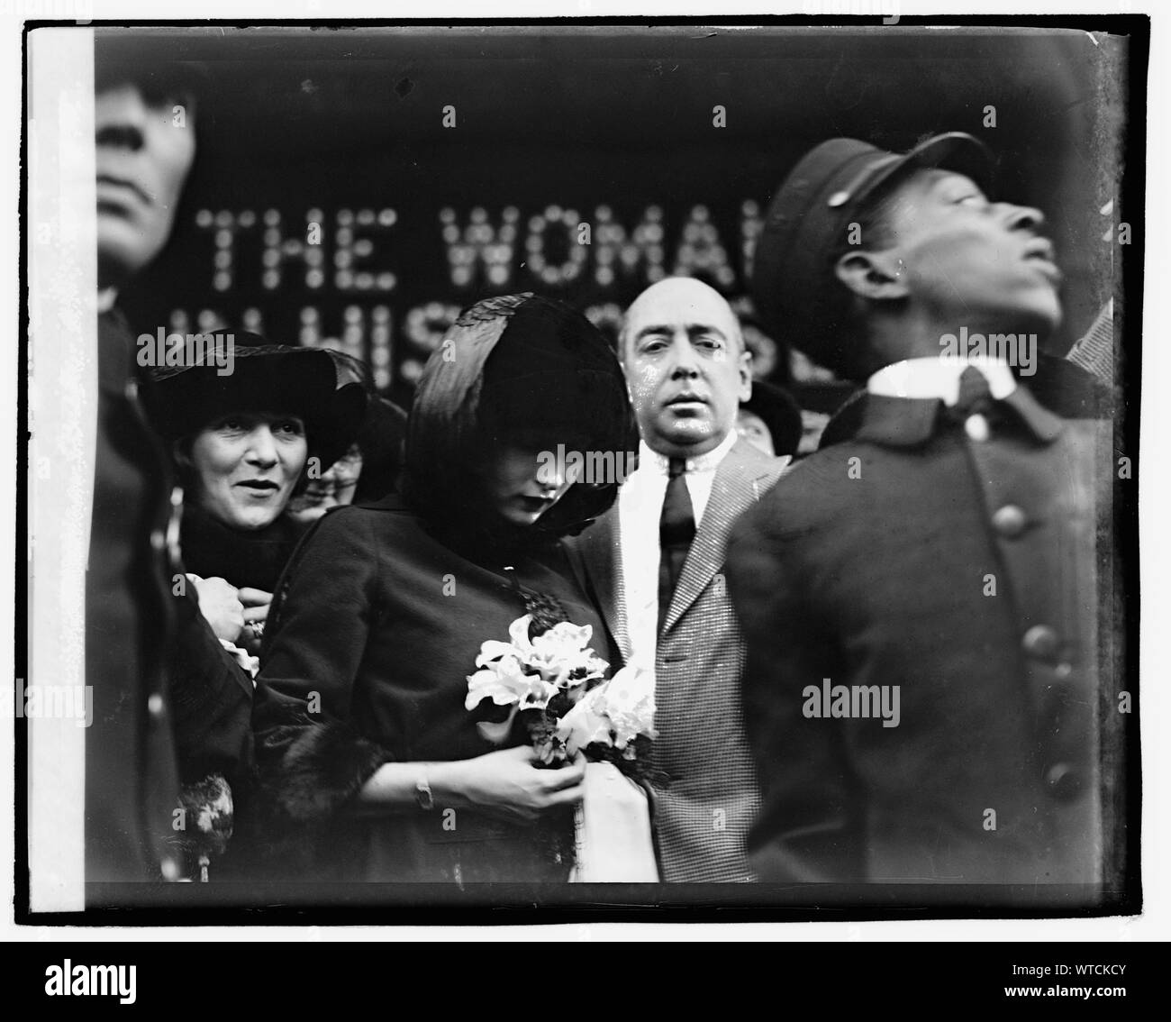 Mildred Harris Chaplin ad un teatro che mostra il suo film La donna nella sua casa (1920). Foto Stock