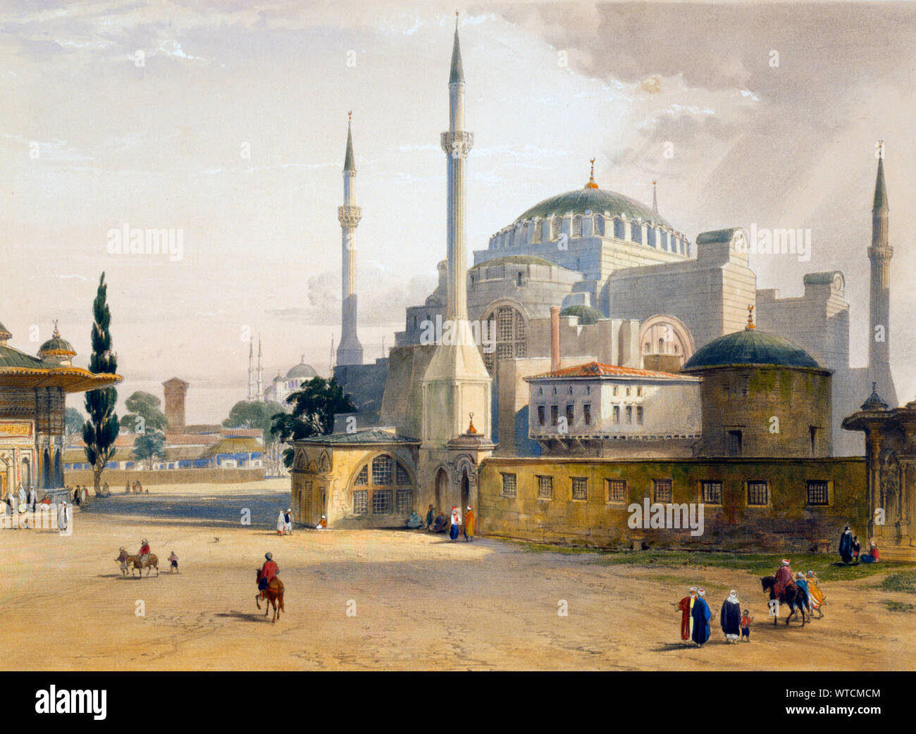 Vista esterna della moschea Ayasofya, originariamente la chiesa di Hagia Sophia, dalla porta imperiale, include i minareti; con gruppi di uomini e di donne nella trad Foto Stock