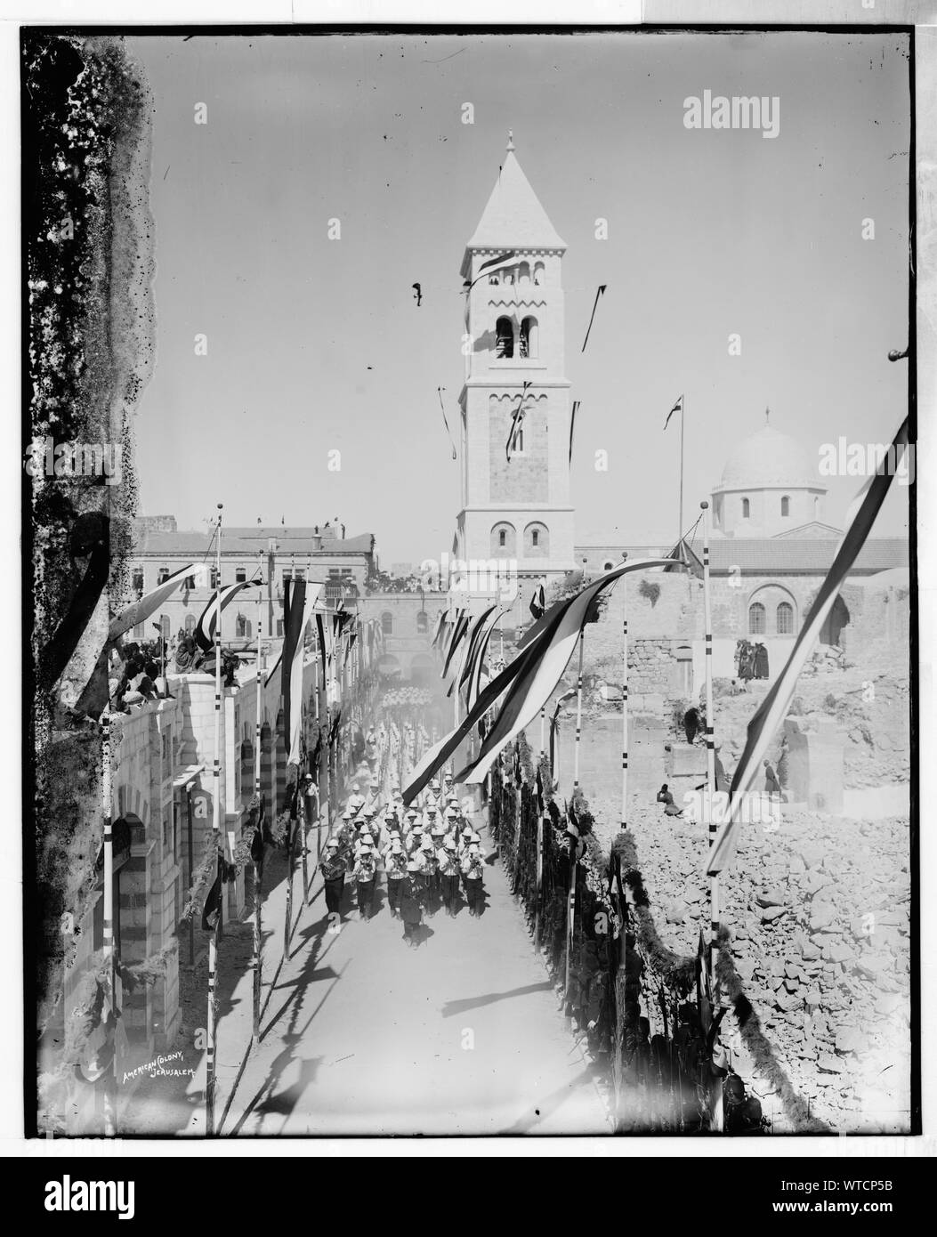 Mili. [Cioè, militare] band in street parade accanto a Ger. [Cioè, Tedesco] Chiesa del Redentore, 1898 Emp[eror] visita Foto Stock