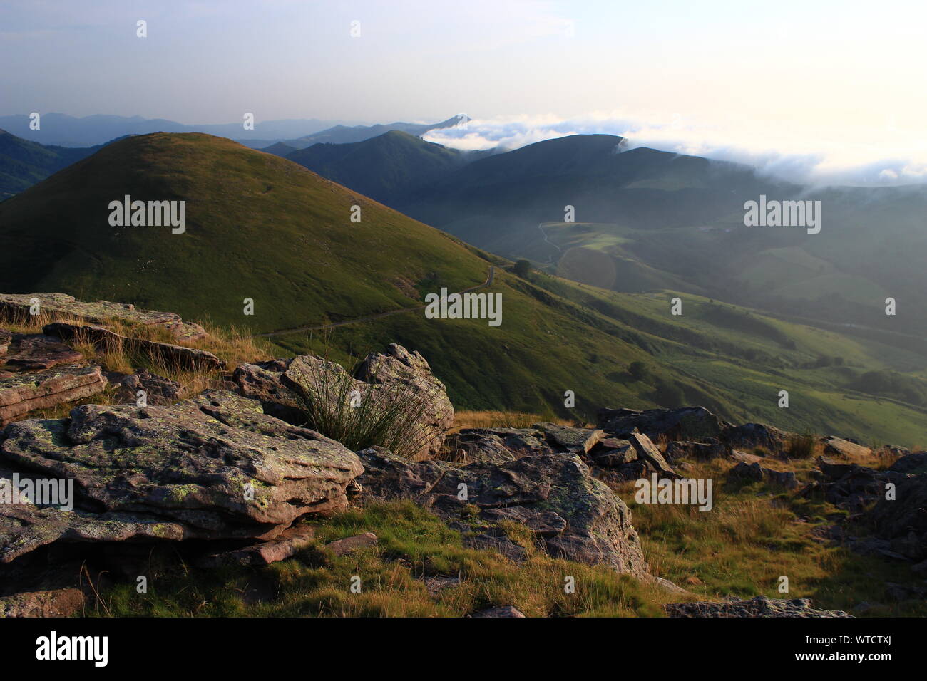 Vista panoramica dalla montagna Artzamendi nel Paese basco francese Foto Stock
