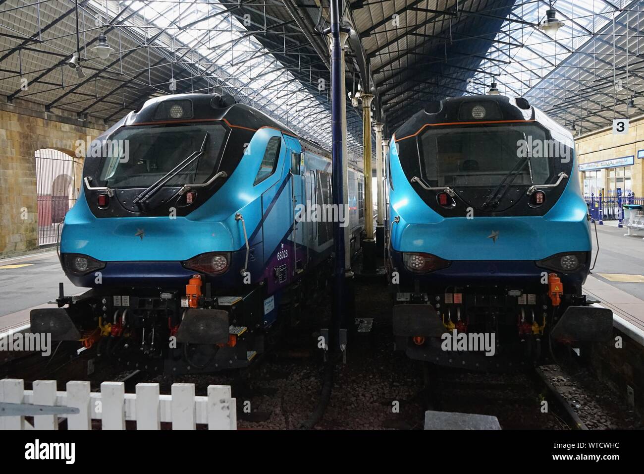 Due nuovi Transpennine blu Express treni parcheggiati in Scarborough stazione ferroviaria sulla prima settimana di servizio in Scarborough Yorkshire Inghilterra Foto Stock