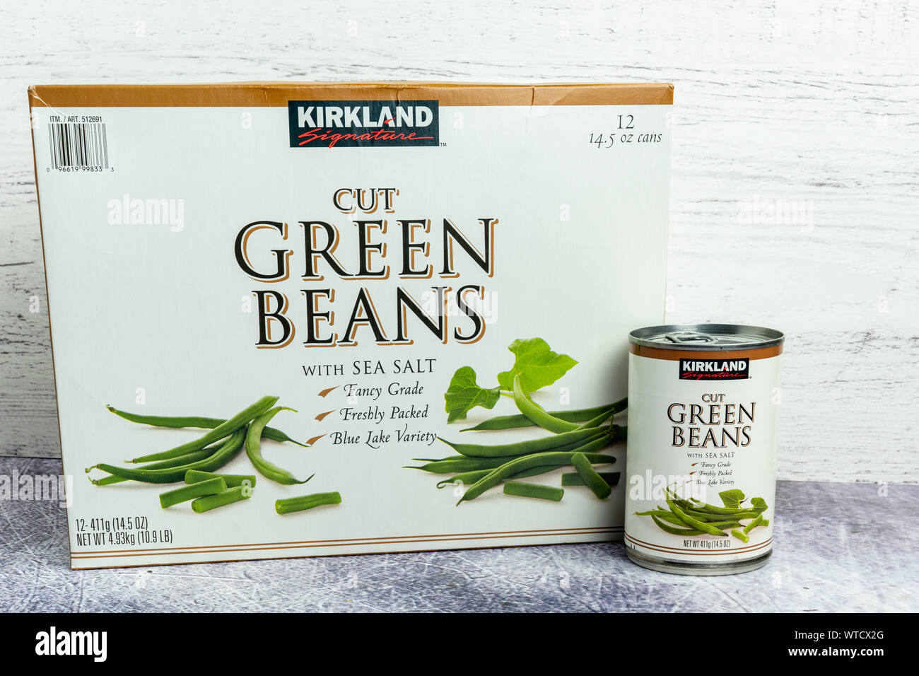 Worcester, PA - Agosto 28, 2019: Kirkland tagliare i fagiolini caso di 12 lattine viene venduto a Costco Wholesale al loro club magazzino memorizza. Foto Stock
