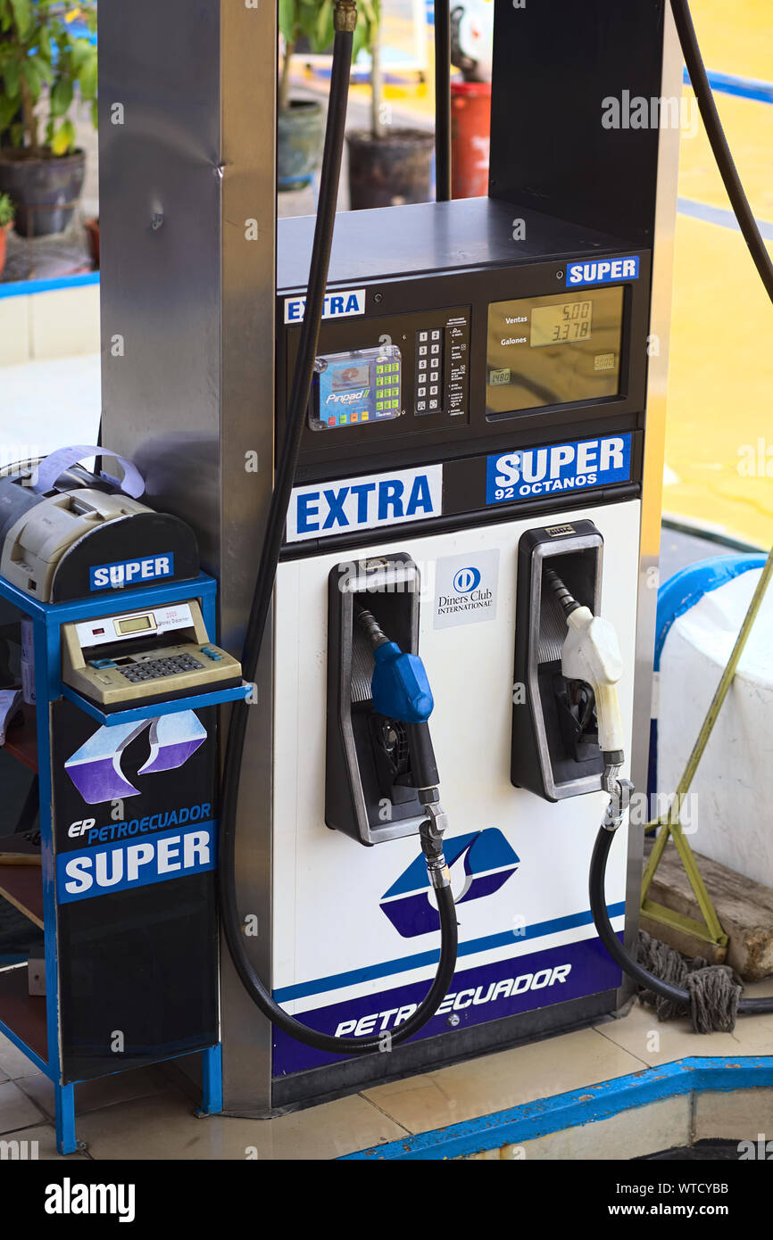 TUNGURAHUA, ECUADOR - 12 Maggio 2014: erogatore di carburante in una stazione di benzina della compagnia Petroecuador lungo la strada tra Ambato e Banos in Ecuador Foto Stock