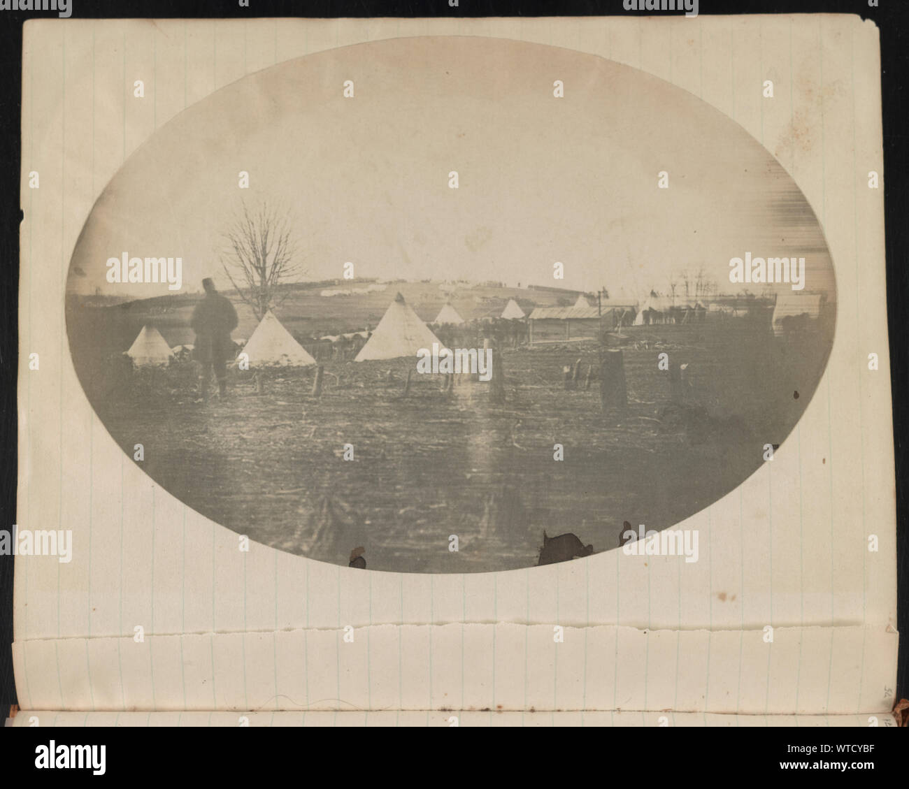 Accampamento militare con unione soldati, cavalli e tende, probabilmente a Camp Griffin, Langley, Virginia Foto Stock