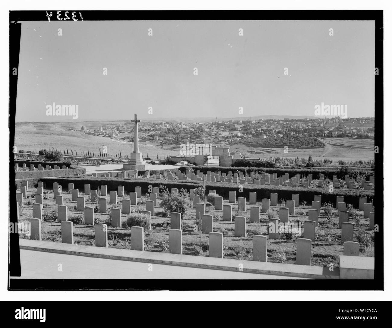 Il cimitero militare su Scopus & città di Gerusalemme Foto Stock