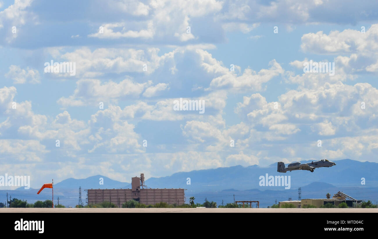 Un A-10 Thunderbolt II decolla da la Flightline a Davis-Monthan Air Force Base in Arizona, 9 settembre 2019. La 355a sostegno operativo Squadron Airfield Meteo volo operazioni produce aerodromo di terminale i rapporti di previsione che coprono i cinque miglia nautiche intorno a bolla Davis-Monthan. TAF informazioni relative al settore del trasporto aereo; come direzione e velocità del vento, cloud deck, precipitazione, visibilità e altre osservazioni utilizzato da battenti alle organizzazioni di determinare se un aeromobile sarà in grado di decollare e atterrare in un'installazione. (U.S. Air Force foto di Airman 1. Classe Kristin Foto Stock