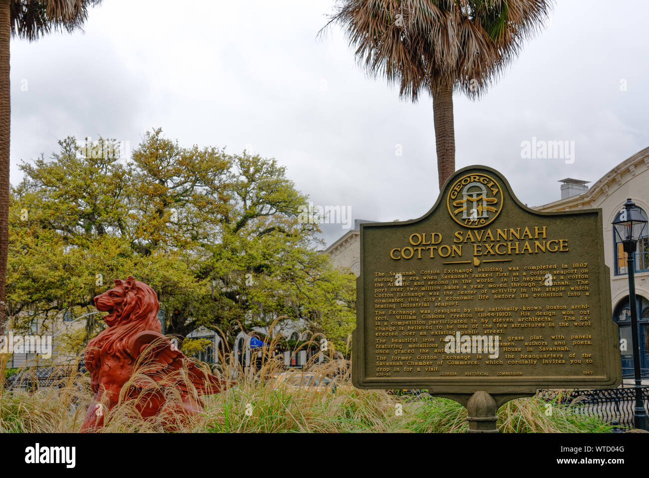 Savannah, GA - Aprile 10, 2018: Segno e cotto rosso griffin Statua fontana di fronte alla vecchia Savannah Cotton Exchange. Foto Stock