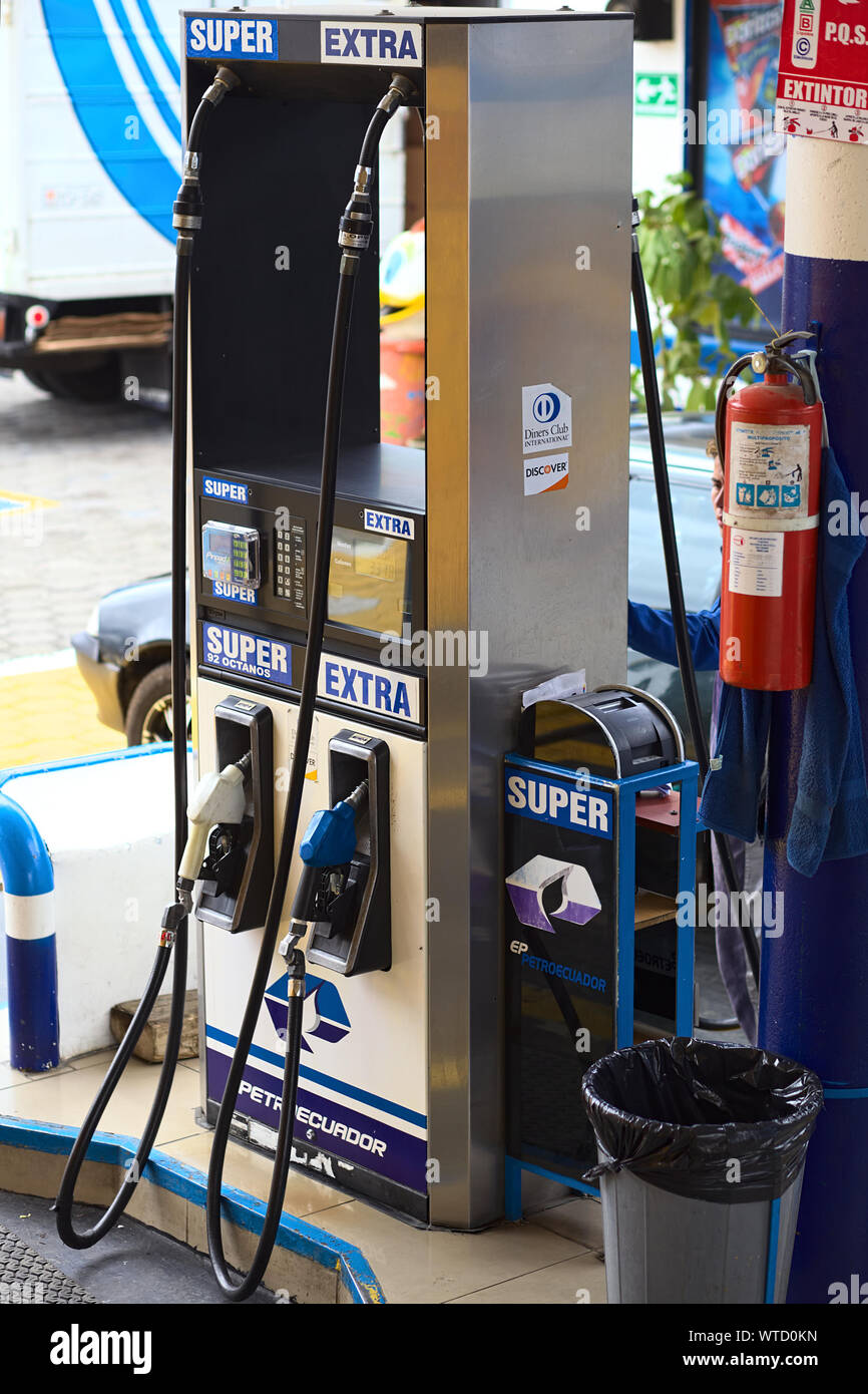 TUNGURAHUA, ECUADOR - 12 Maggio 2014: erogatore di carburante in una stazione di benzina della compagnia Petroecuador lungo la strada tra Ambato e Banos in Ecuador Foto Stock