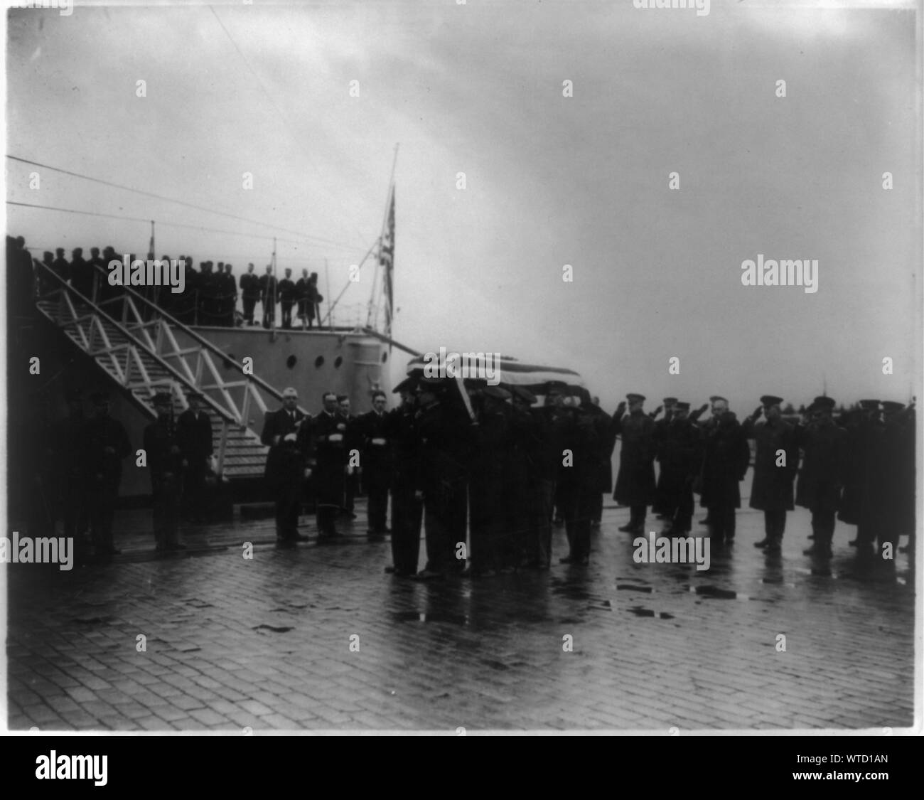 Funerali militare presso il Cimitero Nazionale di Arlington--bandiera-drappeggiato scrigno, scaricati dalla nave, trasportata dai marinai e marines Foto Stock