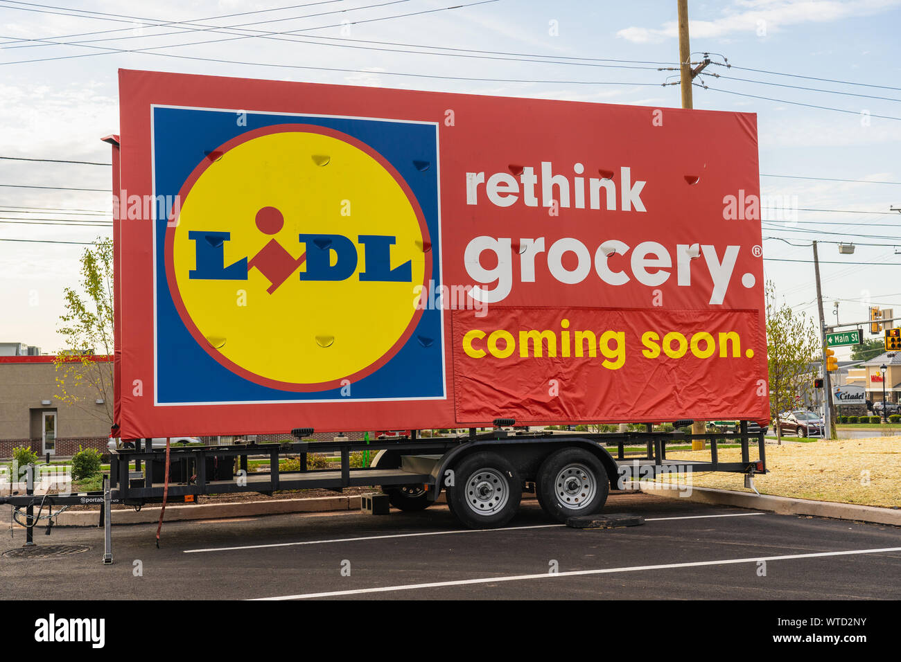 Trooper, PA - sett. 8, 2019: sconto di Lidl fruttivendolo segno su un rimorchio rilevando che un nuovo negozio sarà aperto al più presto. La società tedesca è stata o Foto Stock