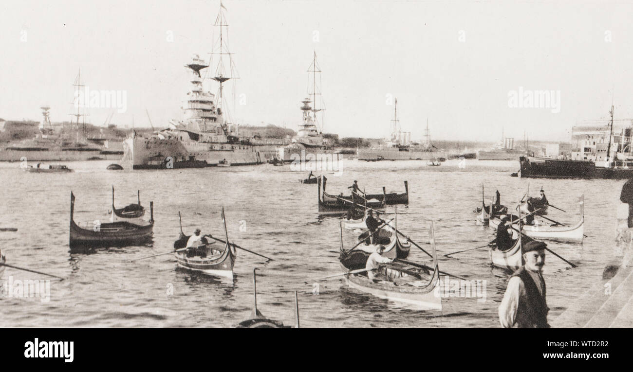 L'Unione jack galleggianti da una estremità del Mediterraneo all'altro. Nel grande porto di Malta. Il pettorale della testa è il 'regina Elizabeth'. Foto Stock