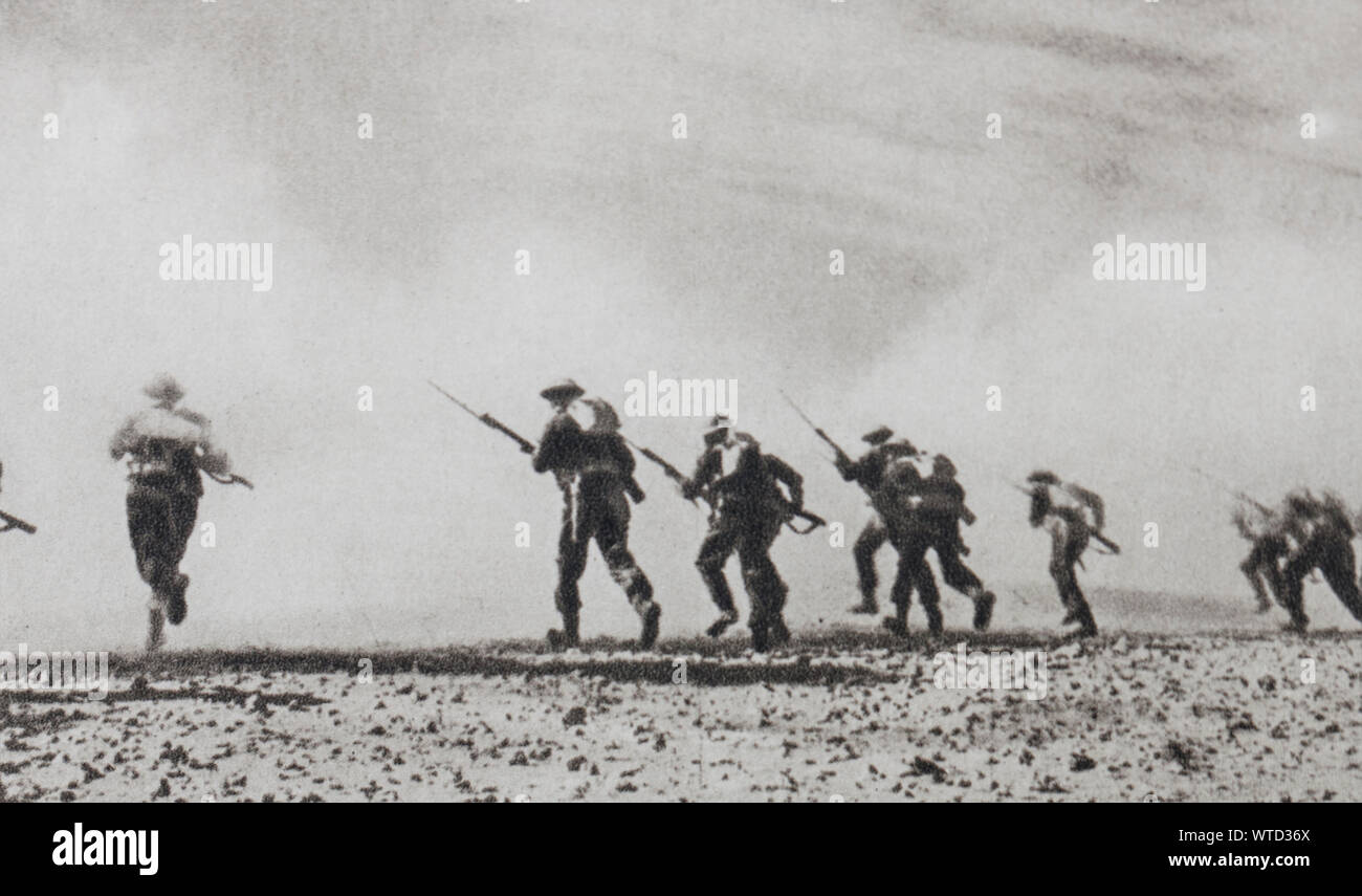 L'Egitto. Il periodo della seconda guerra mondiale. La fanteria britannica carica alla baionetta. Protetto da una cortina di fumo, attacca il nemico di sorpresa. Foto Stock