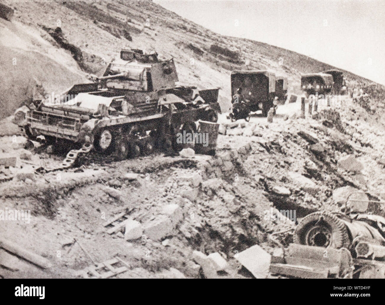 Il periodo della seconda guerra mondiale. Combattimenti in Cirenaica. I successivi progressi e i ritiri degli avversari lasciate le strade cosparso di materiale distrutto. Foto Stock Il periodo della seconda guerra mondiale. Combattimenti in Cirenaica. I successivi progressi e i ritiri degli avversari lasciate le strade cosparso di materiale distrutto. Foto Stock
