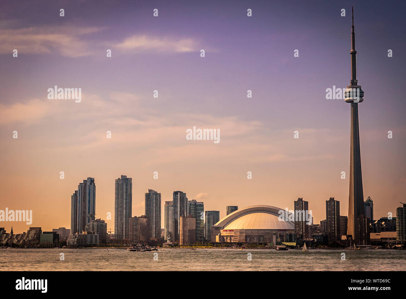 Toronto, Canada - Toronto skyline della città dal lago Ontario al tramonto Foto Stock