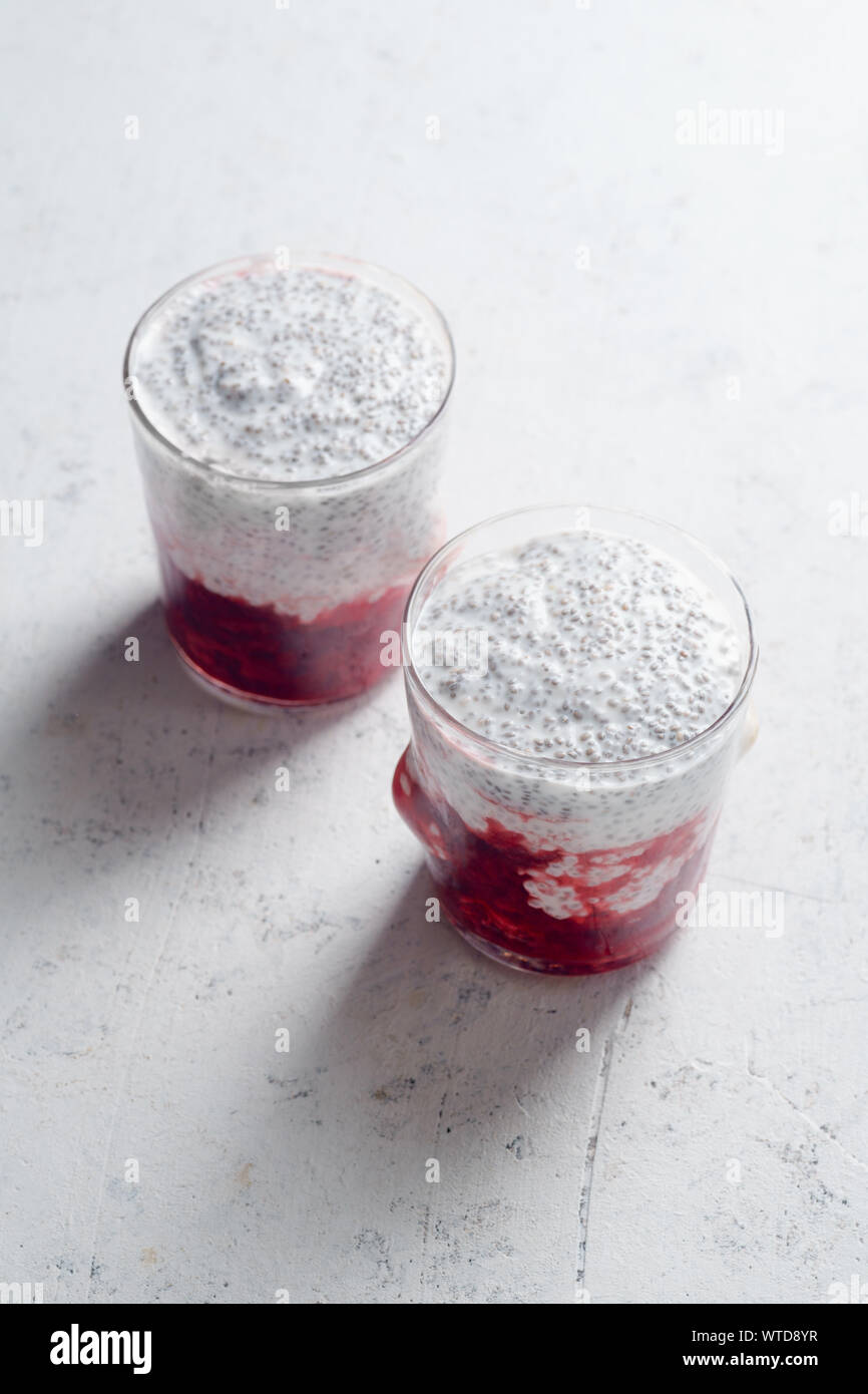 Due bicchieri di chia pudding con il frullato fragole Foto Stock