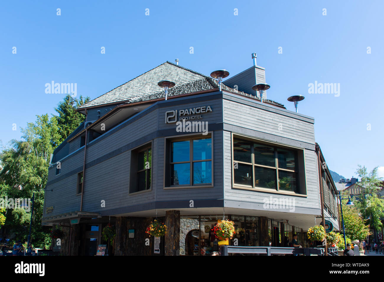 'Whistler, British Columbia, Canada - 08/07/2019 : villaggio di Whistler strade guardando la Pangea Pod Hotel per compact, futuristico soggiorni in hotel, minima Foto Stock