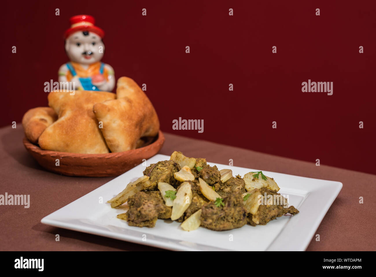 Indiano cafreal pollo marinato piatto con un sacco di foglie di coriandolo(il coriandolo), zenzero , aglio,succo di lime lungo a secco con spezie e servita con pane Foto Stock