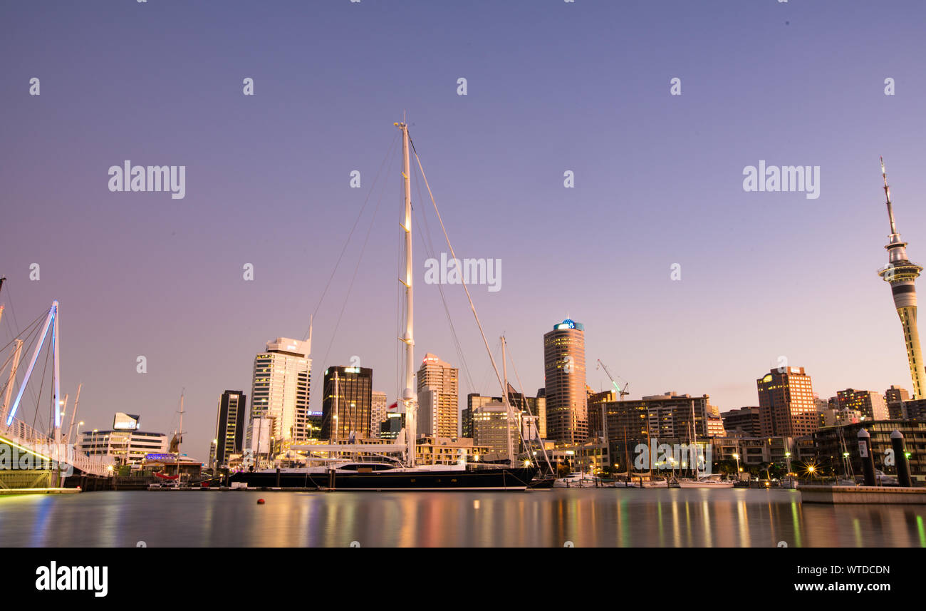 Vista notturna di Auckland in Nuova Zelanda Foto Stock