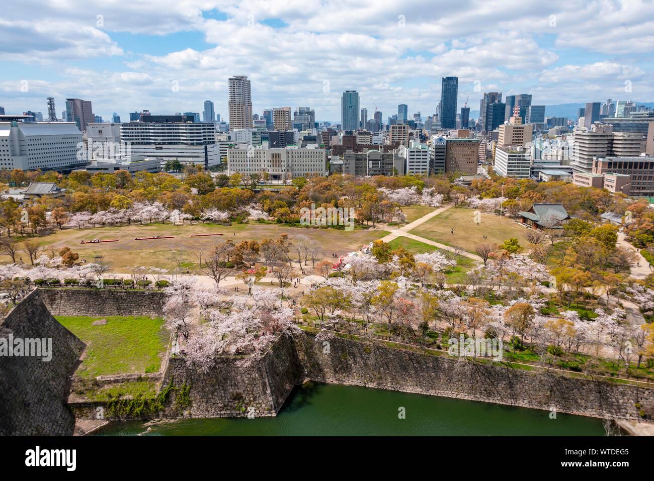 Vista dal castello di Osaka per il parco del Castello di Osaka e la silhouette della città, Chuo-ku, Osaka, Giappone Foto Stock