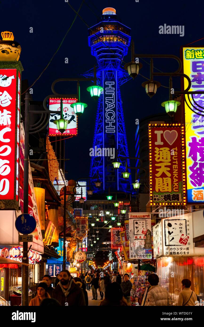 Molte colorate insegne al neon in una zona pedonale con negozi e ristoranti, shopping center, back Tsutenkaku Tower, scena notturna, Shinsekai, Osaka, Giappone Foto Stock