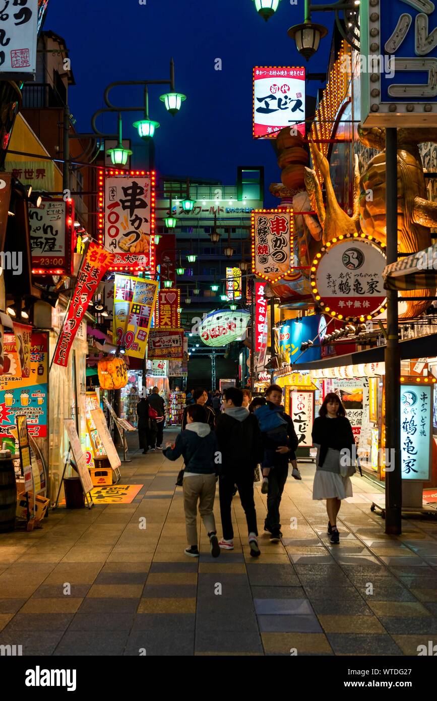 Molte colorate insegne al neon in una zona pedonale con negozi e ristoranti, shopping center, scena notturna, Shinsekai, Osaka, Giappone Foto Stock
