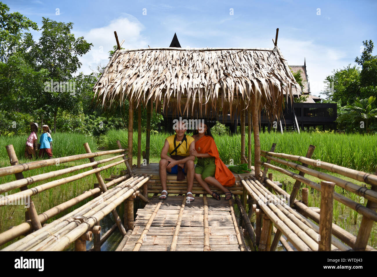 Kanchanaburi, Thailandia, 09.09.2019: bella ragazza thailandese e un ragazzo bianco in stile tradizionale Tailandese, Siamesi vestito come un giovane in 'Mallika città R.E. 124' Foto Stock