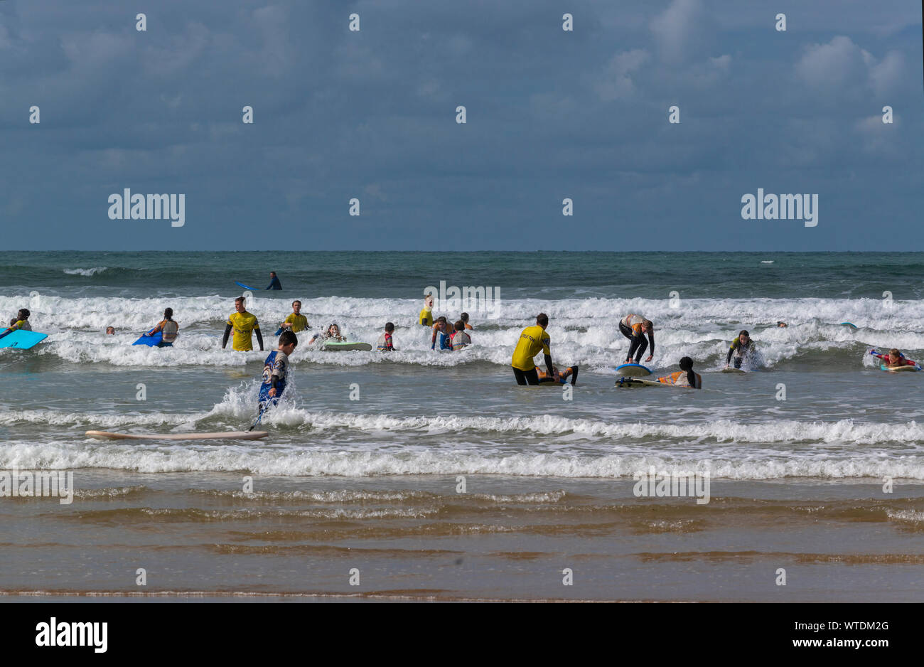 I surfisti hanno una lezione di surf a Saunton Sands, vicino a Croyde, North Devon, Inghilterra, Regno Unito Foto Stock