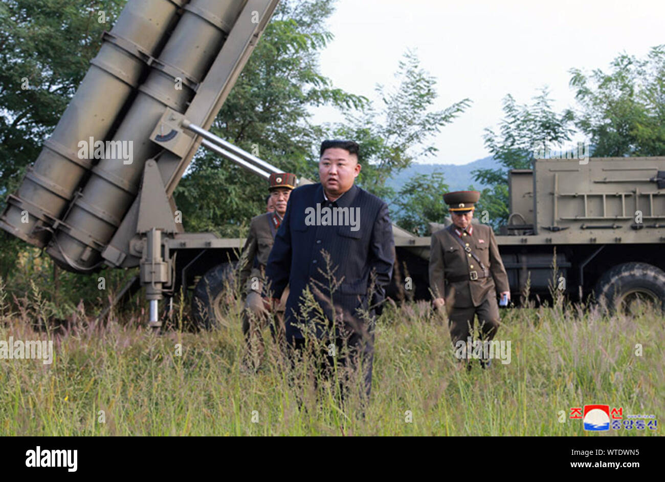 La Corea del Nord. Undicesimo Sep, 2019. Questa immagine, rilasciato il 11 settembre 2019, dalla Corea del Nord di notizie ufficiali Service (KCNA), mostra leader della Corea del nord Kim Jong la supervisione delle Nazioni Unite la prova di tiro con un 'super-grande multiplo rocket launcher." Foto di KCNA/UPI Credito: UPI/Alamy Live News Foto Stock