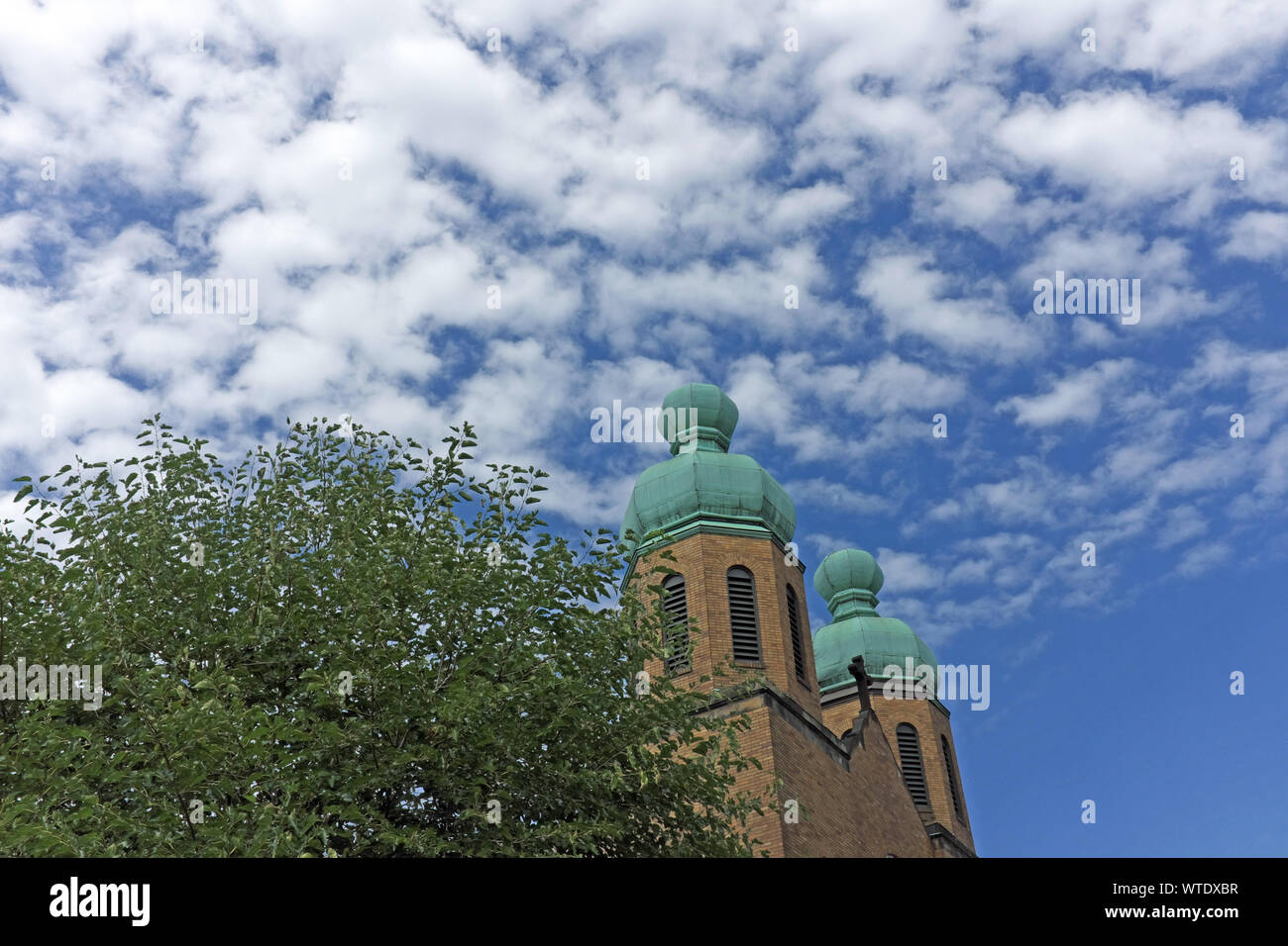 Aperto nel 1933 e venduto nel 2017, il St Vladimir Ukrainian Orthodox Church sulla West 11th Street a Cleveland, Ohio, è ora Olympic Forest Products. Foto Stock