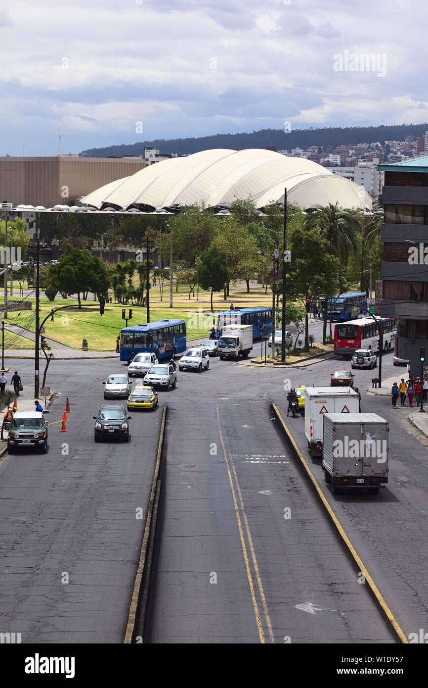 QUITO, ECUADOR - Agosto 6, 2014: Gran Colombia Avenue con il Parque del Arbolito e la Casa de la Cultura Ecuatoriana nella parte posteriore Foto Stock