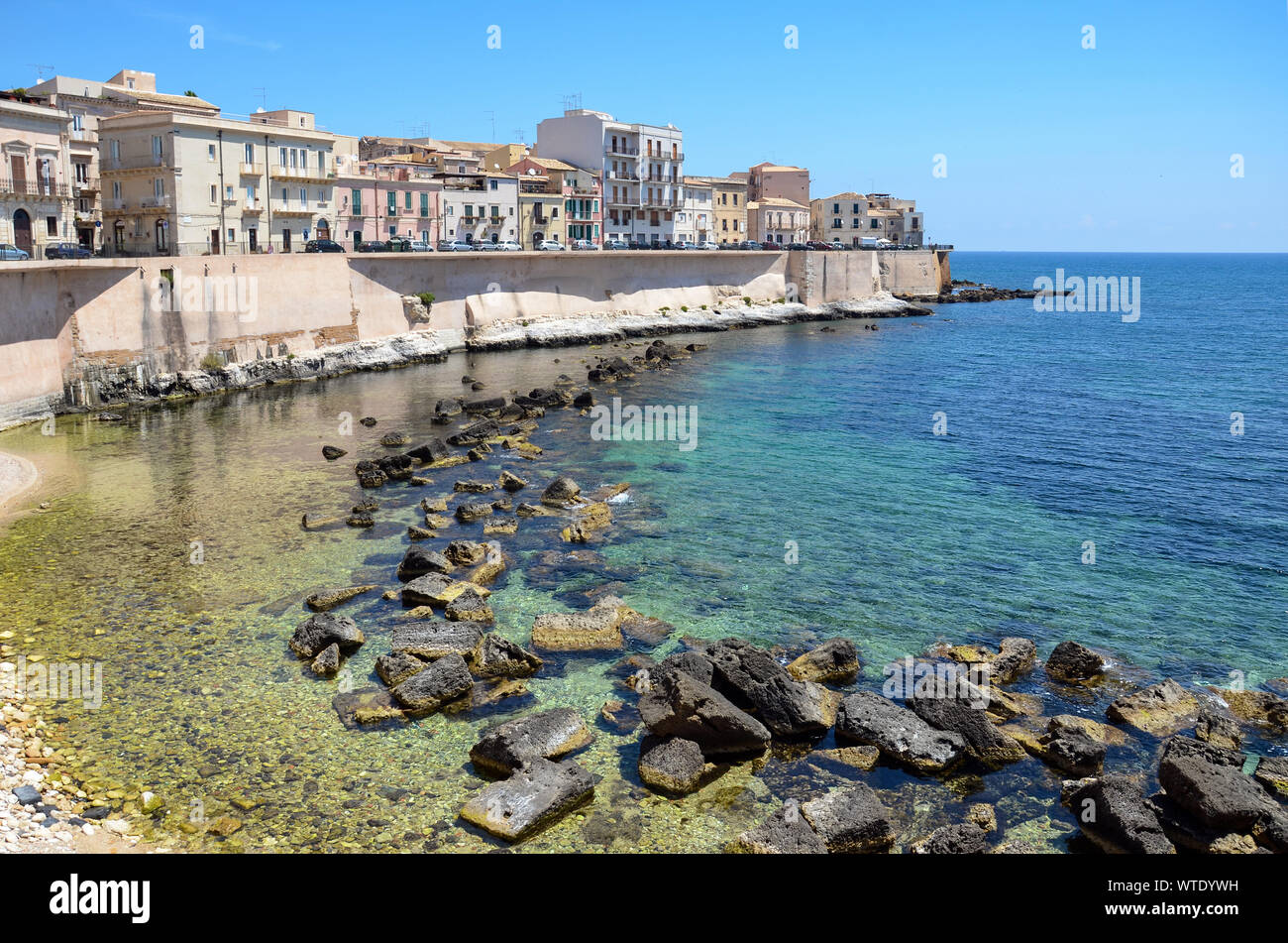 Costa di isola di Ortigia, il centro storico della città di Siracusa, in Sicilia. Foto Stock