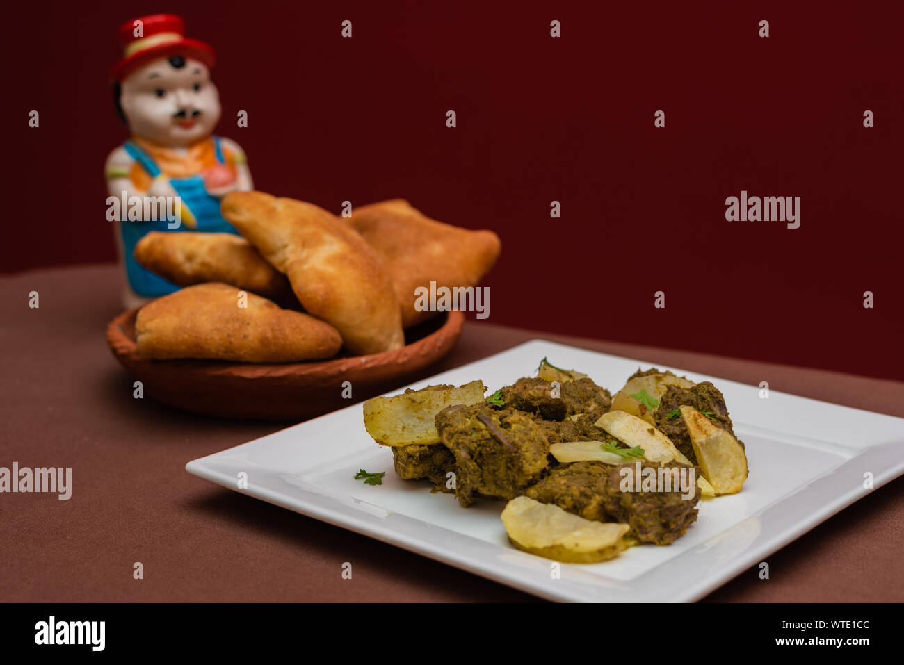 Indiano cafreal pollo marinato piatto con un sacco di foglie di coriandolo(il coriandolo), zenzero , aglio,succo di lime lungo a secco con spezie e servita con pane Foto Stock