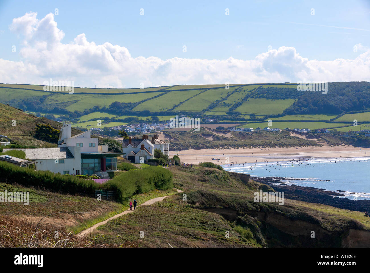 Croyde Bay e la spiaggia di surf e la città balneare di Croyde, North Devon, Inghilterra, Regno Unito Foto Stock