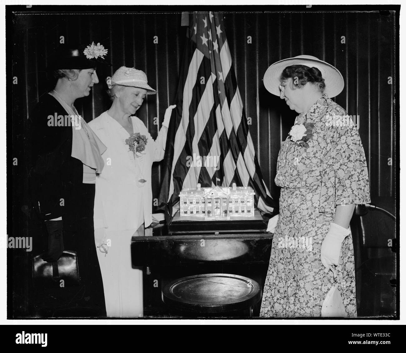Miniatura Pearl White House a presentato alla nazione. Washington, 11 giugno, 38. Una miniatura White House, fatto interamente di perla shell e completamente accessoriate con piccole riproduzioni di arredi presidenziali, è stato collocato sulla vista al Willard Hotel oggi da un gruppo di importanti club di Washington Donne. La replica è un dono di una New York collezionista d'arte alla ruota del progresso, Nazionale Womens società, in riconoscimento dei suoi progetti pariotic. Visualizzazione del modello sono, da sinistra a destra: la sig.ra Firenze Caroline Maxwell Ramsey e la sig.ra Margaret Hopkins Worrell, Presidente generale della ruota del progresso, Foto Stock