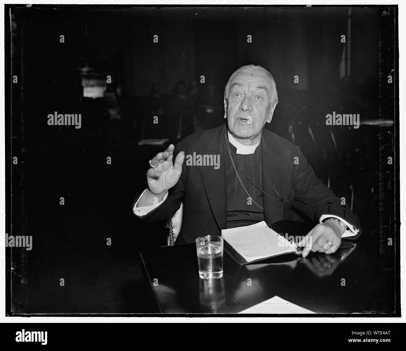 Ministero contro Corte suprema di Bill. Washington, 16 aprile. Il diritto Rev. James E. [...], Vescovo episcopale di Washington, compare dinanzi alla commissione giudiziaria del Senato. Il vescovo ha sostenuto che gli attacchi contro la Corte Suprema aveva indebolito il rispetto delle persone, in particolare dei giovani, per l'ordine stabilito e per il potere giudiziario, 4/16/1937 Foto Stock