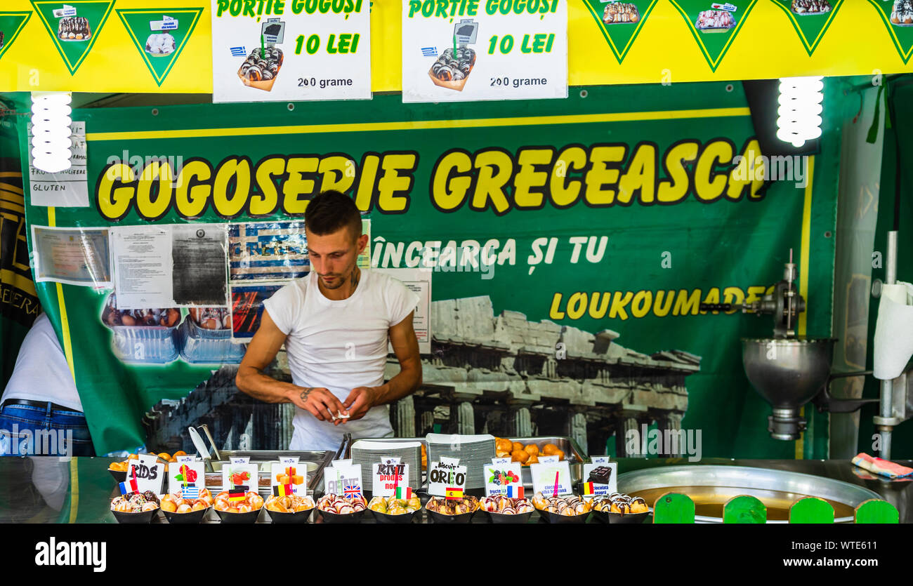 Lo chef non identificati rende ciambelle greche, loukoumades a Food Festival a Bucarest in Romania - 2019 Foto Stock