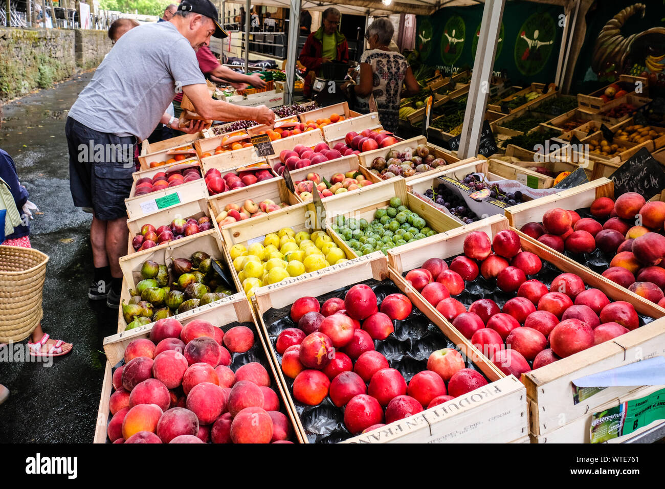 I clienti di prelievo locale fresco frutta organica al mercato degli agricoltori in Francia Foto Stock