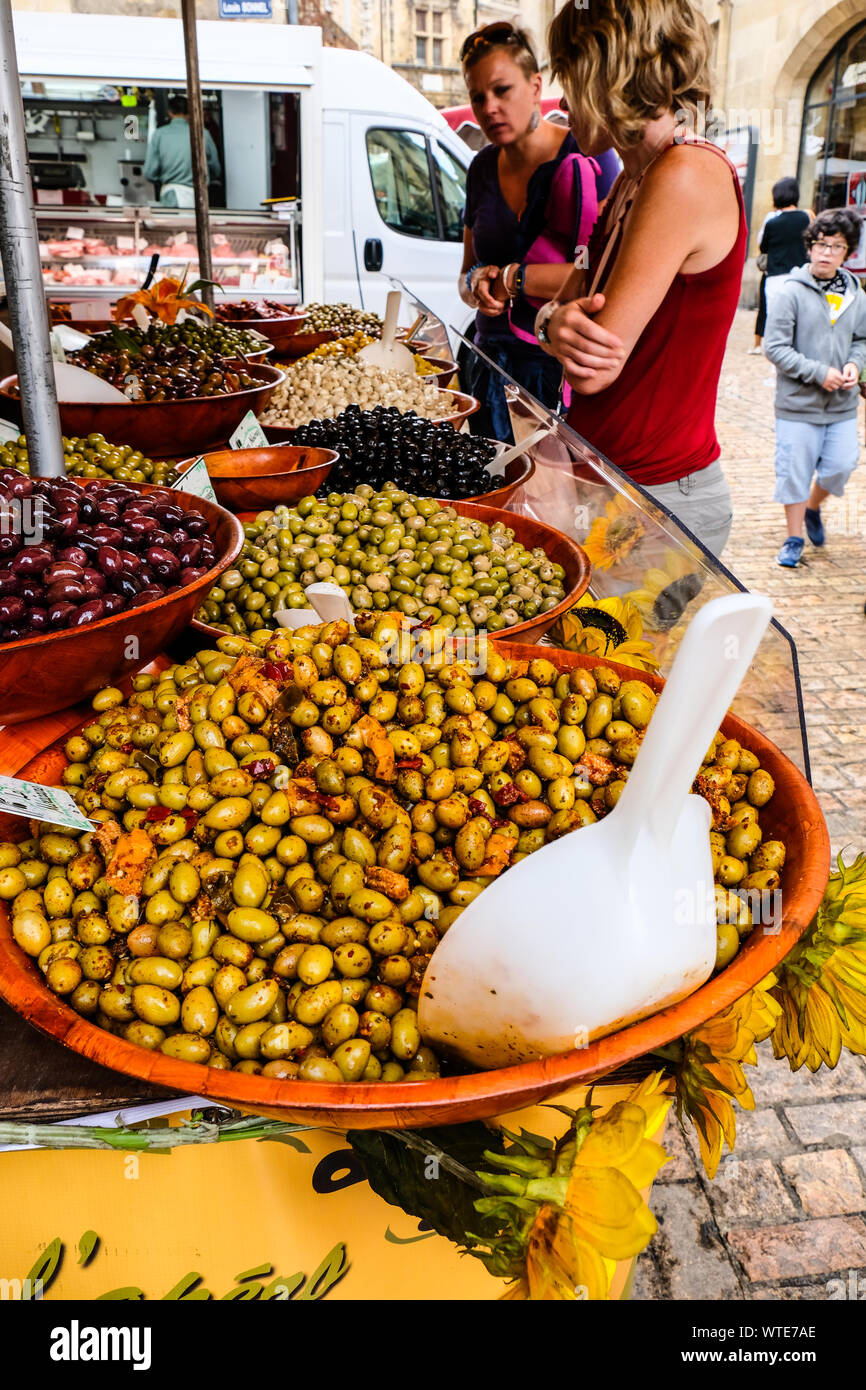 Varietà di olive marinate per la vendita a livello locale mercato degli agricoltori Foto Stock