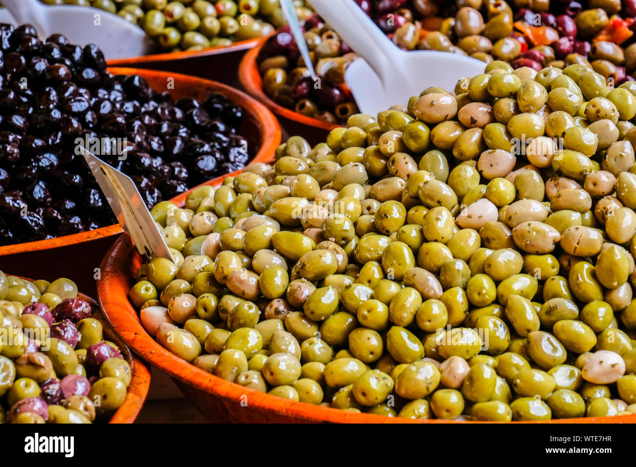 Varietà di olive marinate per la vendita a livello locale mercato degli agricoltori Foto Stock