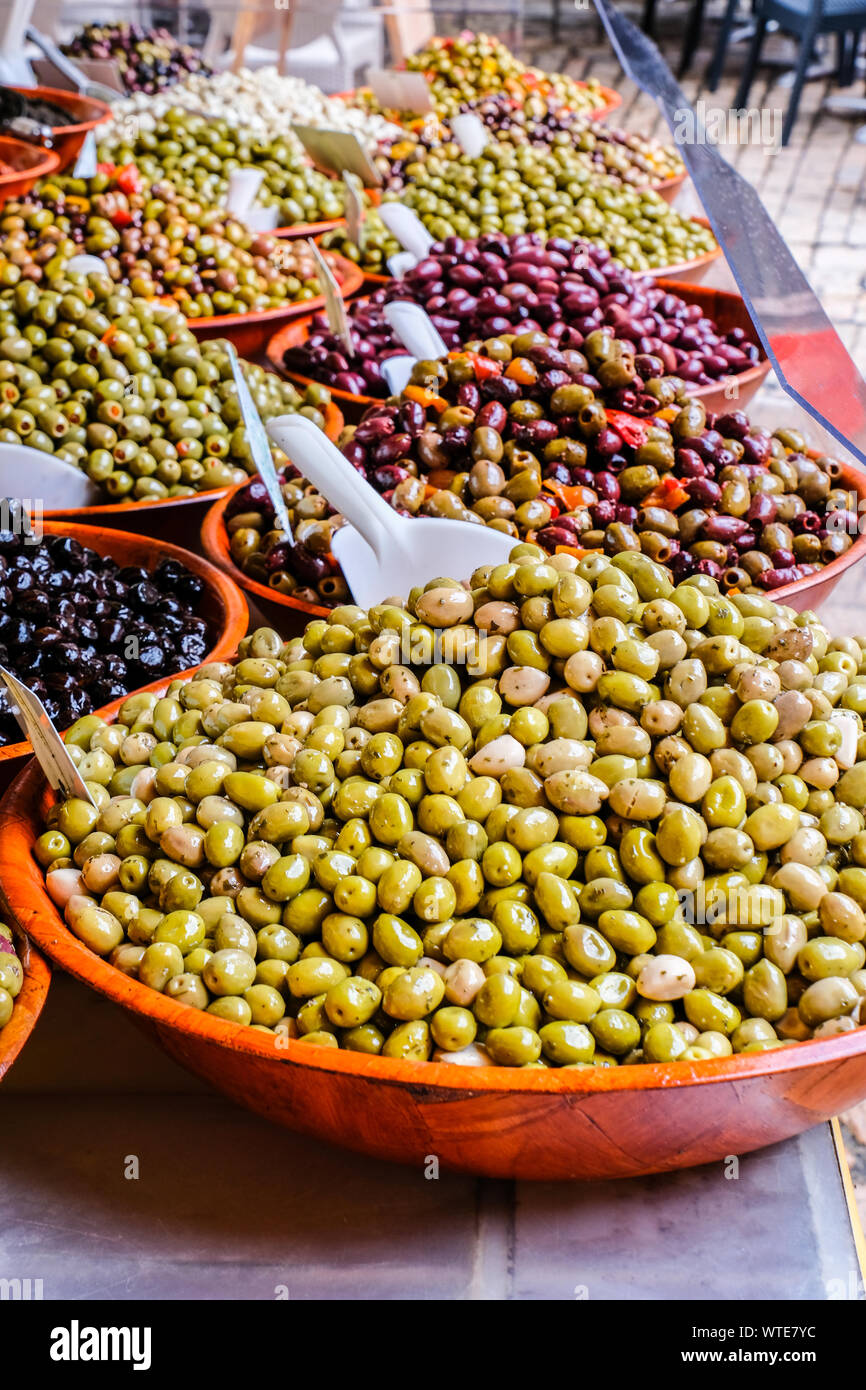 Varietà di olive marinate per la vendita a livello locale mercato degli agricoltori Foto Stock