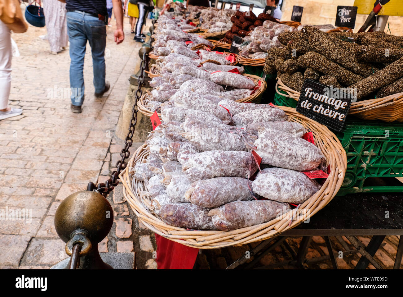 Salame francese salsicce in vendita presso gli agricoltori locali mercati Foto Stock