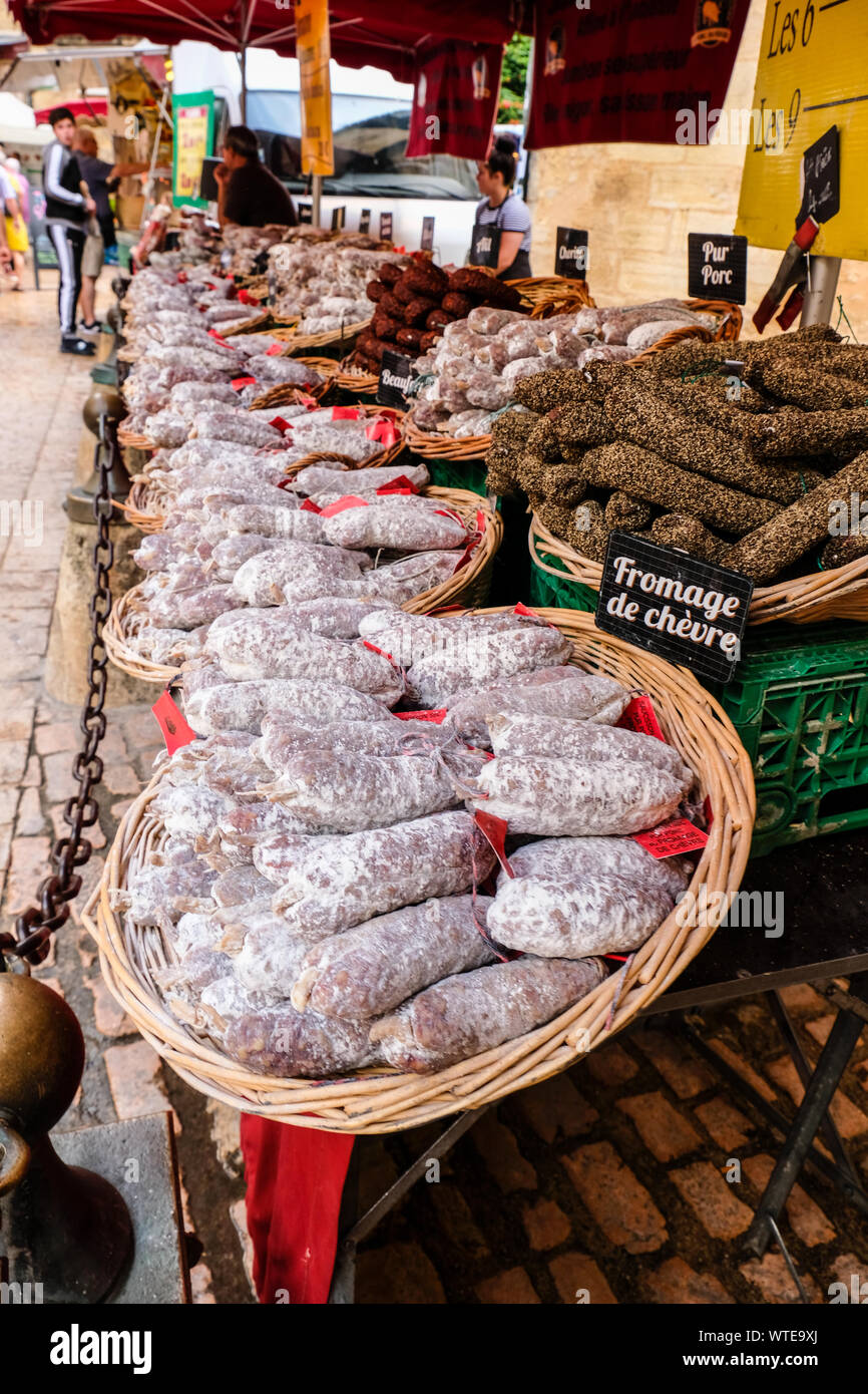 Salame francese salsicce in vendita presso gli agricoltori locali mercati Foto Stock