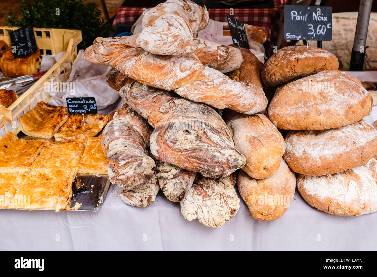 Pila di varietà di pane francese sul tavolo nel mercato degli agricoltori in Francia Foto Stock