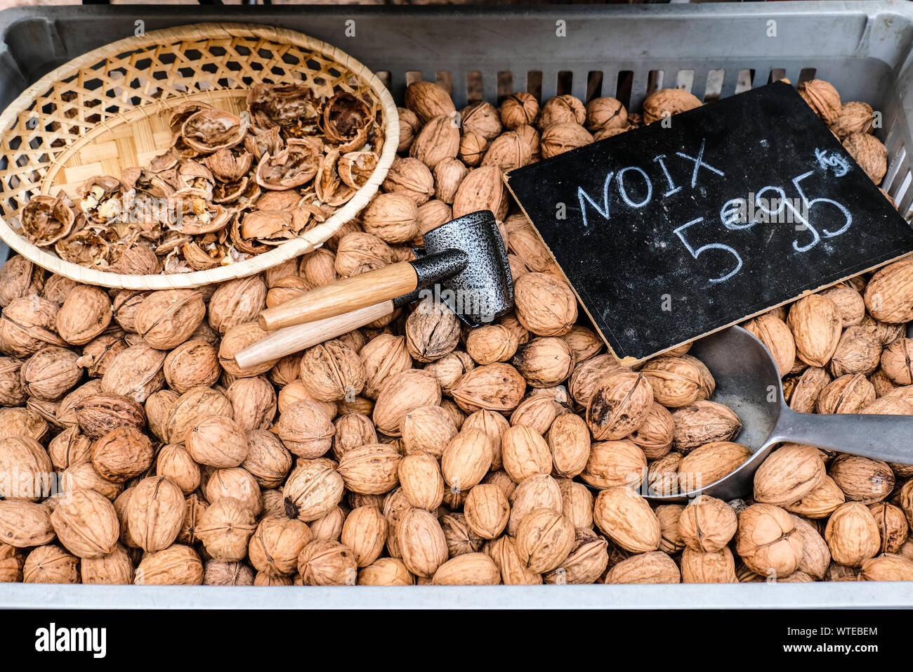 Noci di legno di noce e cracker per la vendita al mercato degli agricoltori in Francia Foto Stock