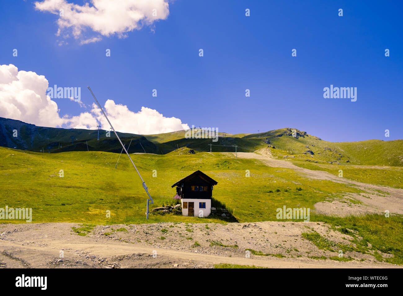 Le piste con i pascoli verdi e non utilizzati impianti di risalita in estate, Pennine, Val d'Anniviers, canton Vallese, Svizzera Foto Stock