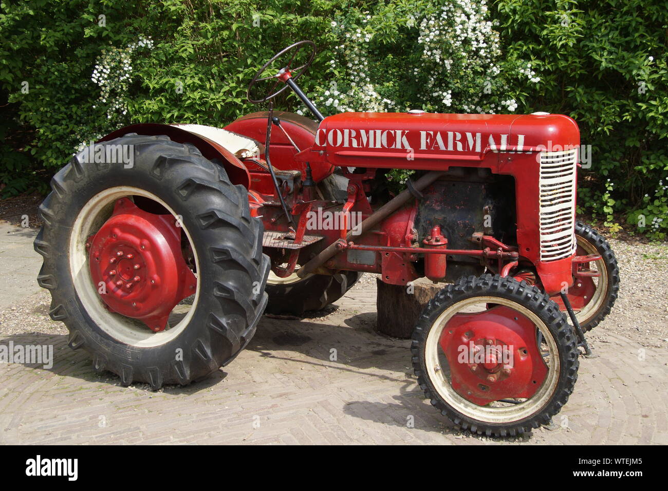 Arnhem, Paesi Bassi - 17 Maggio 2015: Rosso Mc Cormick Farmall trattore a riposo. Foto Stock