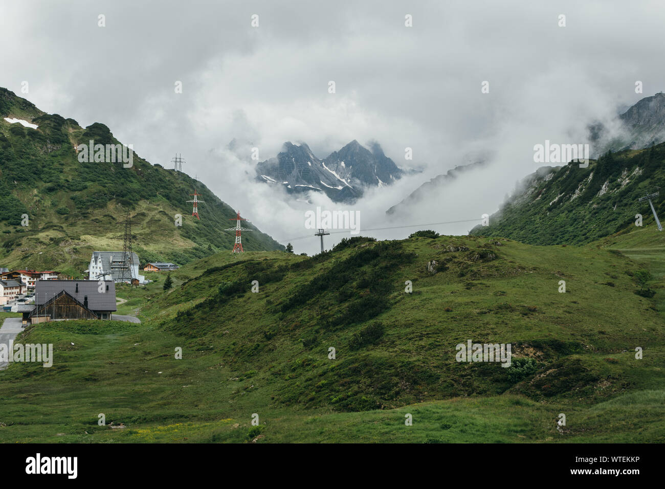 St. Christoph am Arlberg, Austria - 15 Luglio 2019: montagne spiata attraverso le nuvole di St. Christoph am Arlberg. Foto Stock