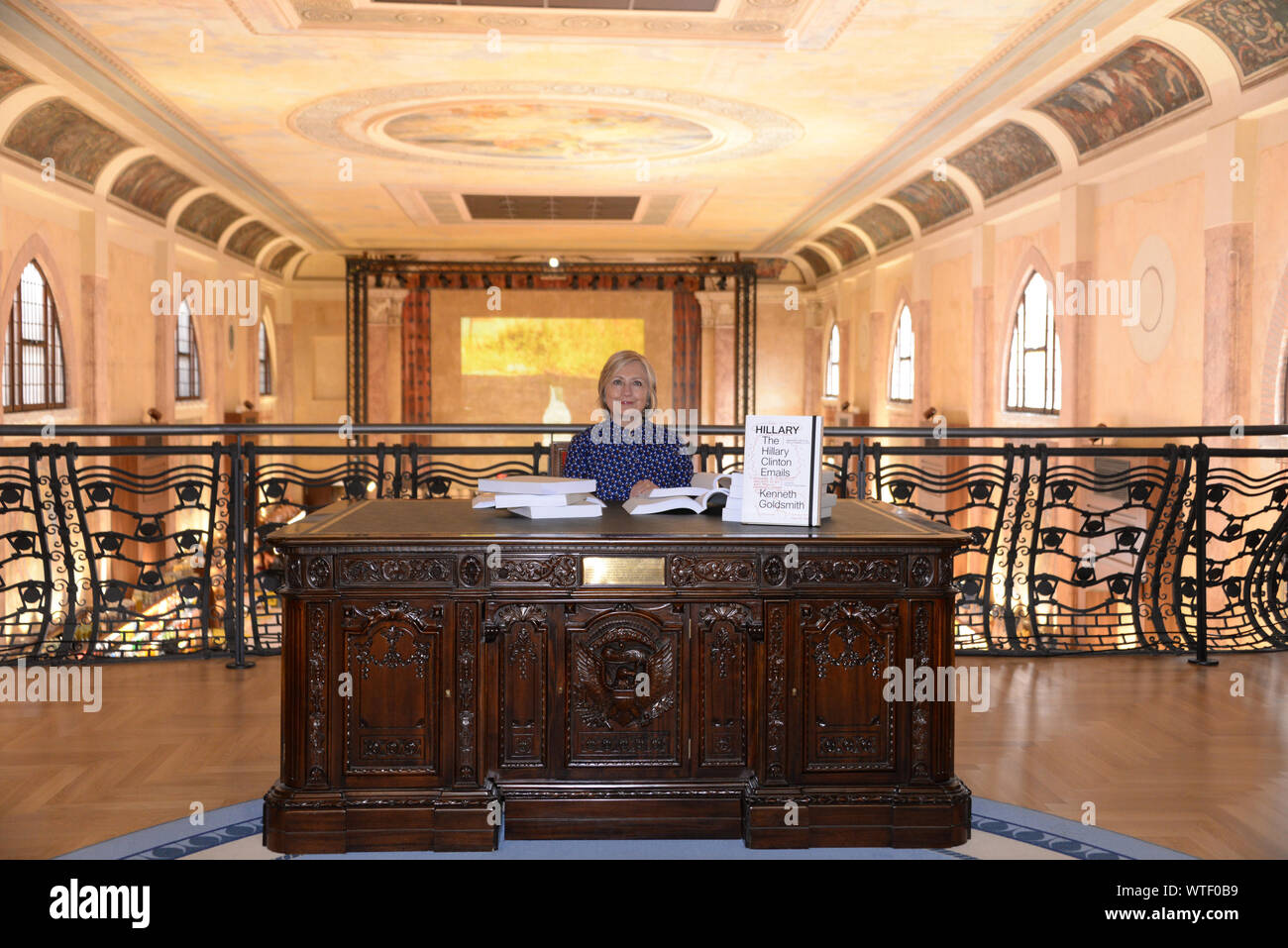 Venezia, Italia. Ex first lady e il Segretario di Stato americano Hillary Clinton è seduto sulla installazione artistica dell'artista americano Kenneth Goldsmith Foto Stock