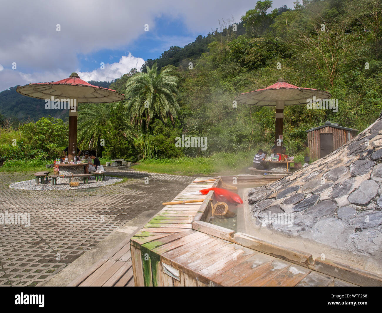 Taiping Mountain, Taiwan - 15 Ottobre 2016: uova e verdure cotti in acqua delle sorgenti calde di Taiwan Foto Stock